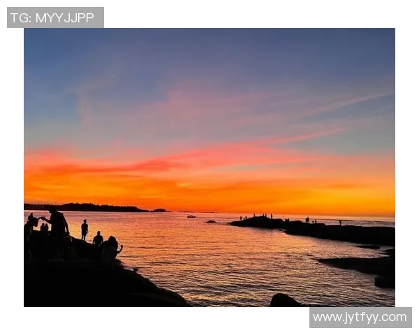 泉州海岸日出奇观：刺桐港晨光中的洛阳桥剪影与蟳埔女头饰微光